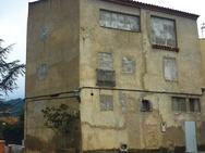 Es convertirà en un edifici multifuncional per ús públic. S'adquireix la casa del carrer Planet per posar-la a ús públic.