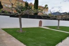 Canvi gespa natural per gespa artificial a la piscina de Duesaigües. 